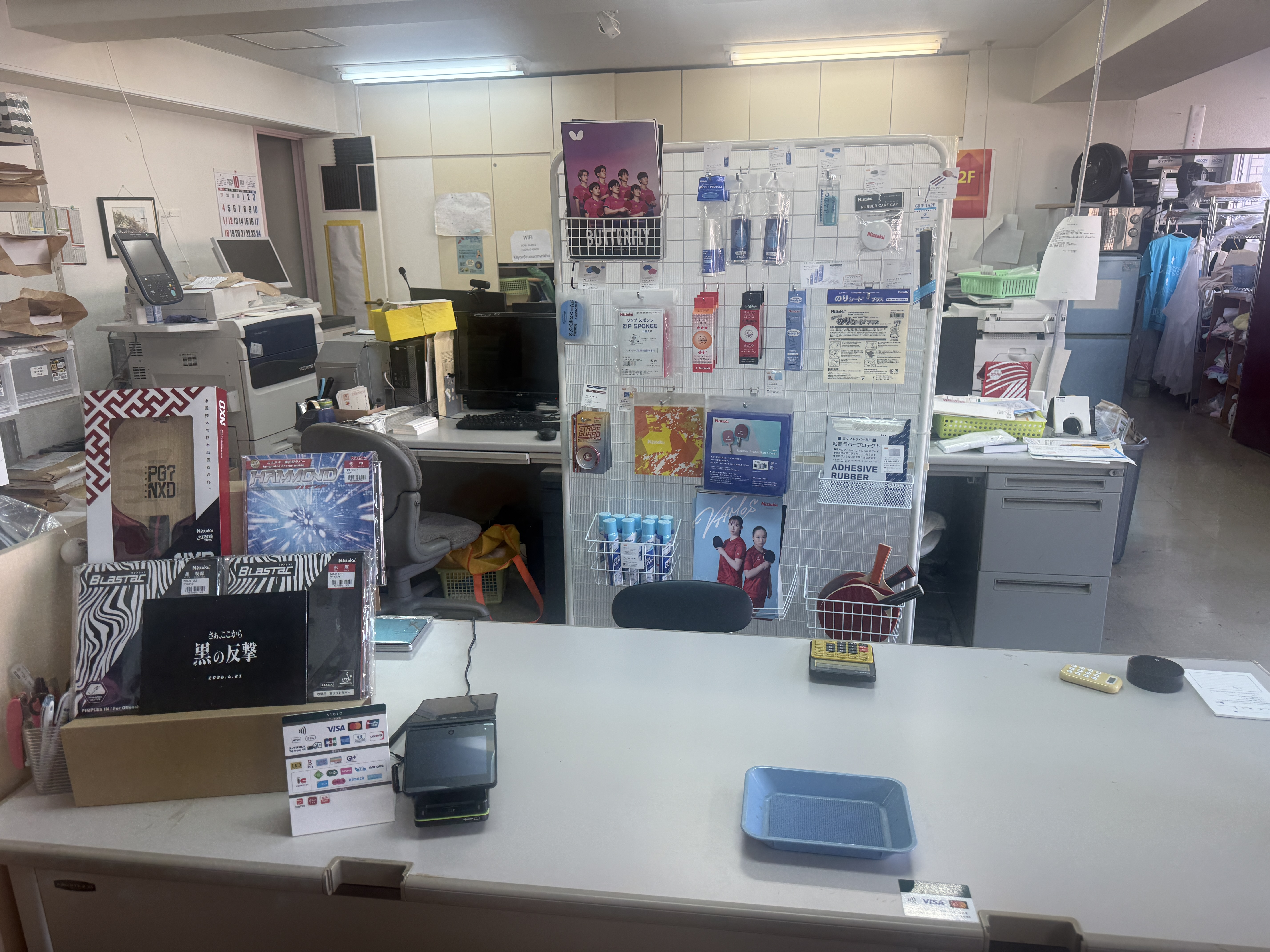 受付カウンターと卓球用品の販売コーナー